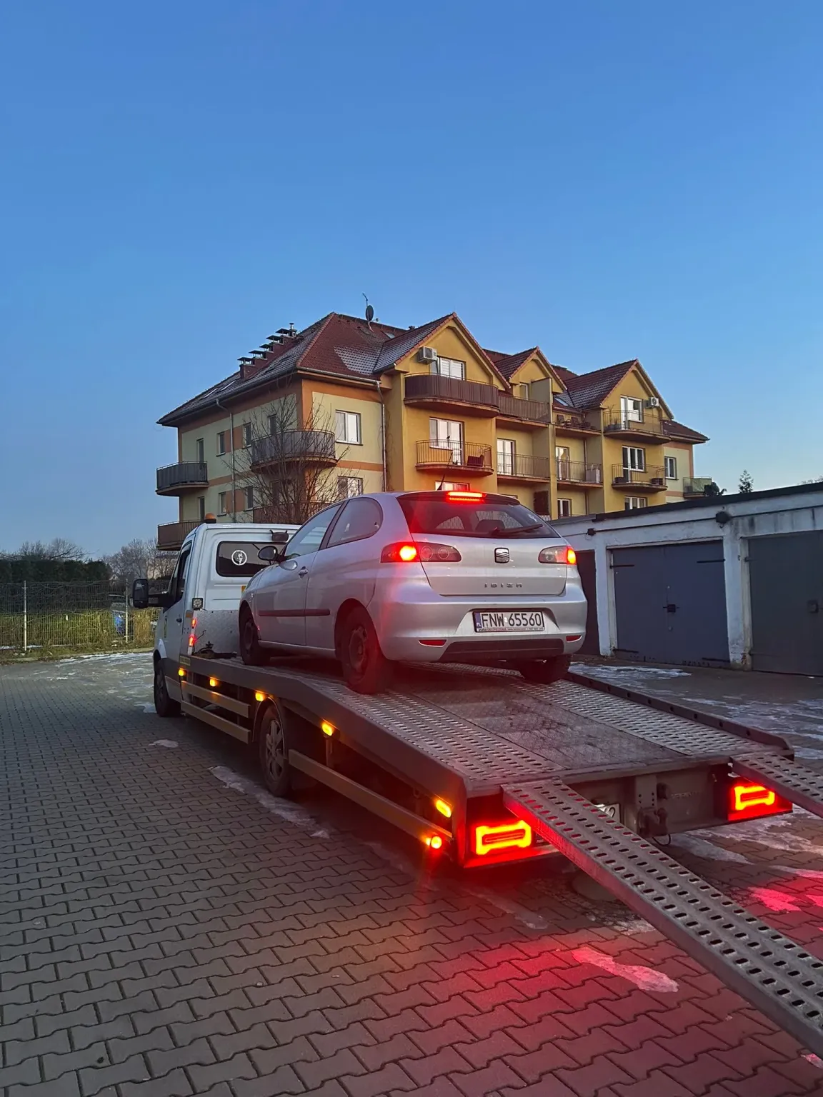 Transport pojazdów i kompleksowe wsparcie drogowe